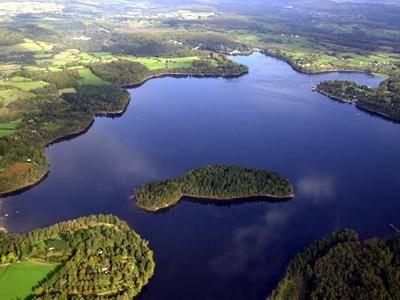 Lac des Settons dans le Morvan